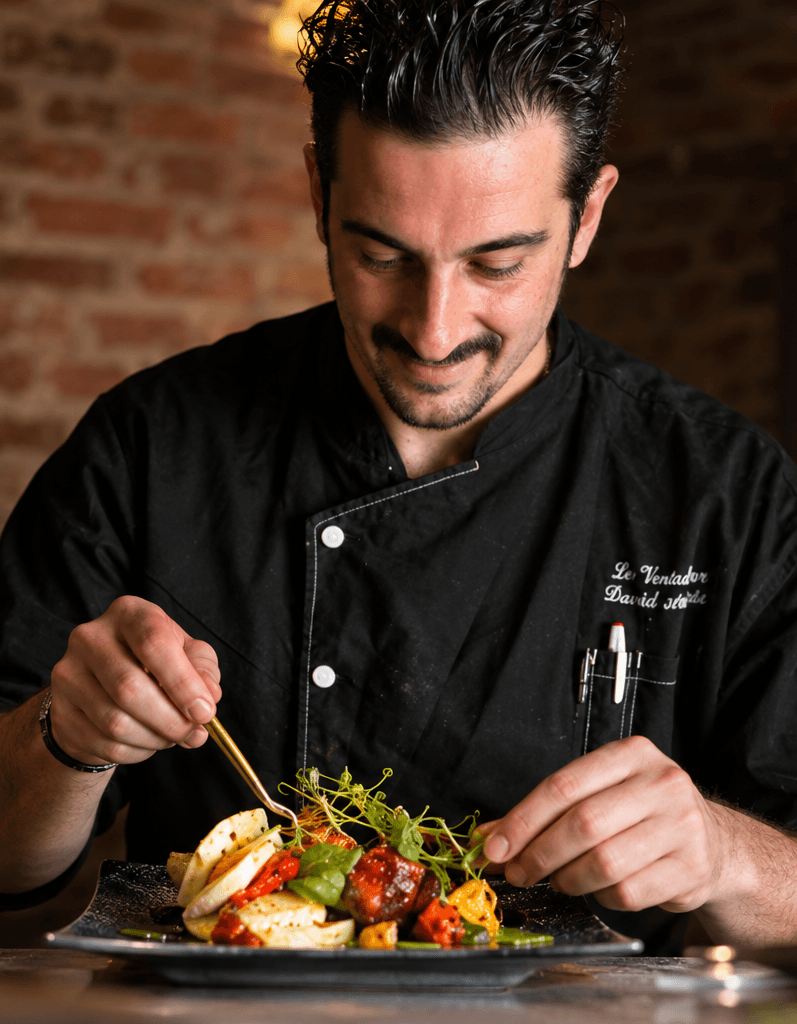 Le chef du Ventadour dresse une assiette